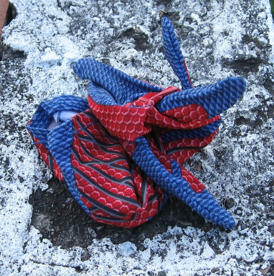 Web-slinger's Gloves by mozette