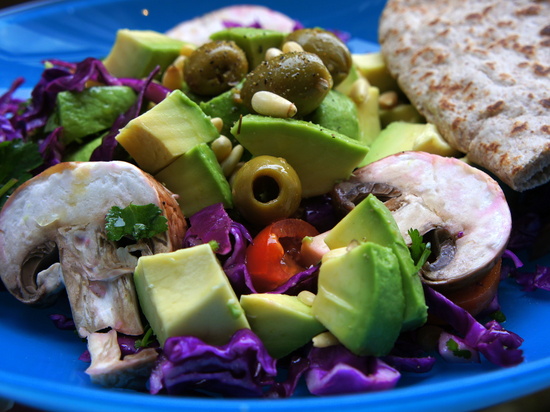 Red cabbage and avocado salad by boxplayer