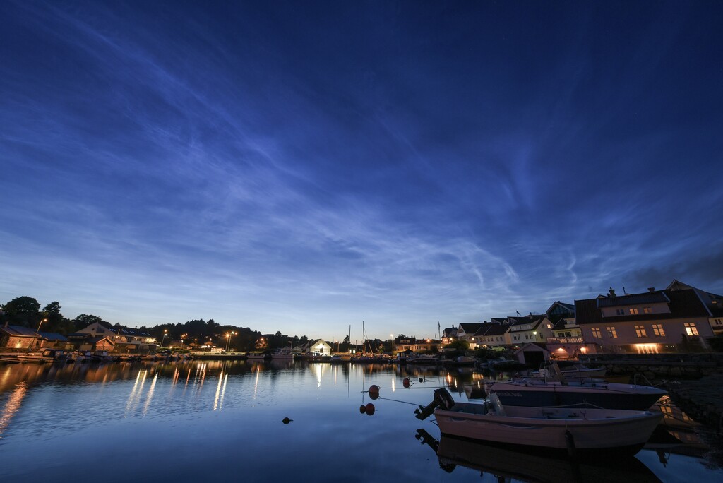 Noctilucent clouds by khandro