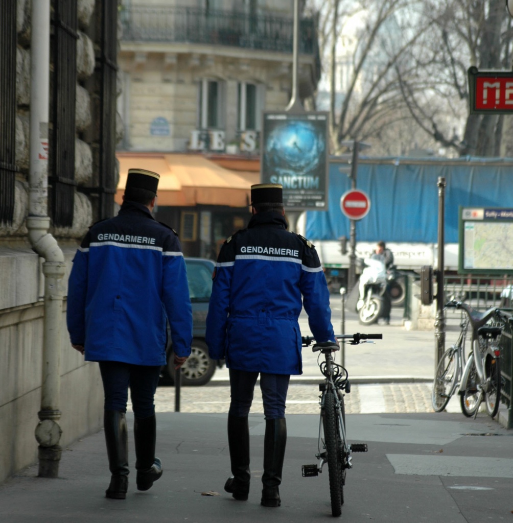 2 policemen, 1 bike by parisouailleurs