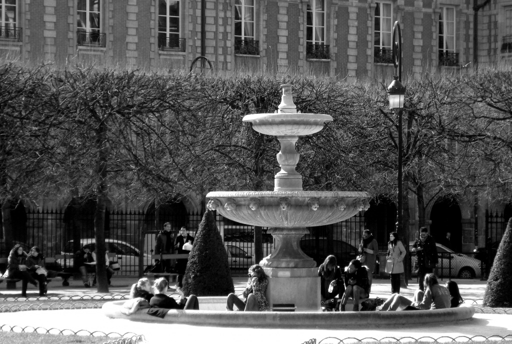 Life in the fountain by parisouailleurs