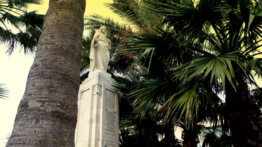 Statue shaded by Palm Trees by sangwann