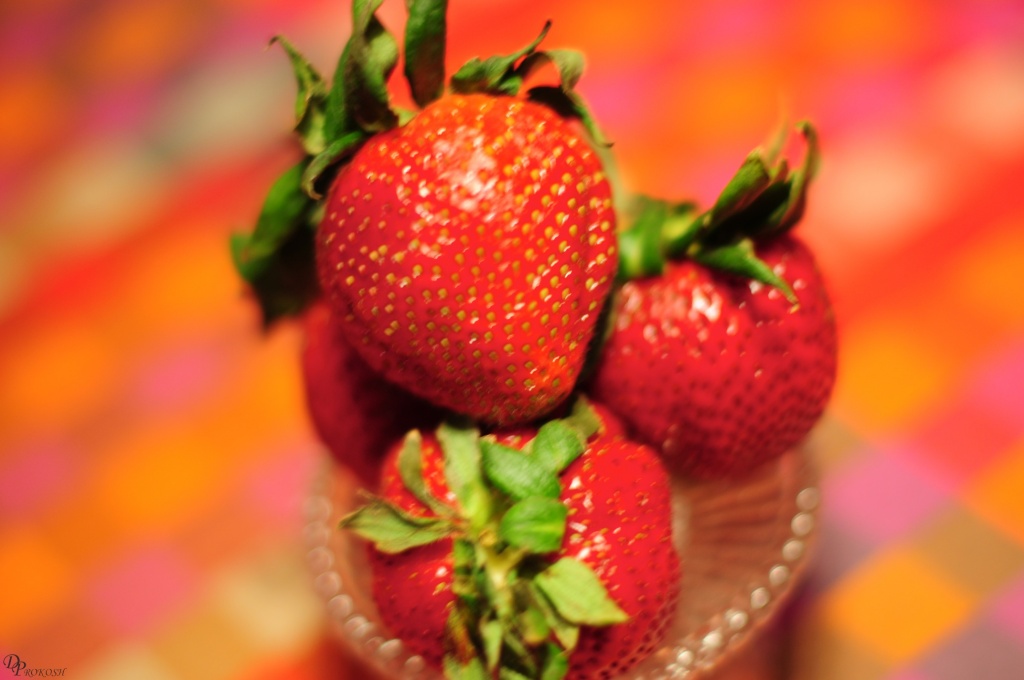 Fresh Strawberries by dora