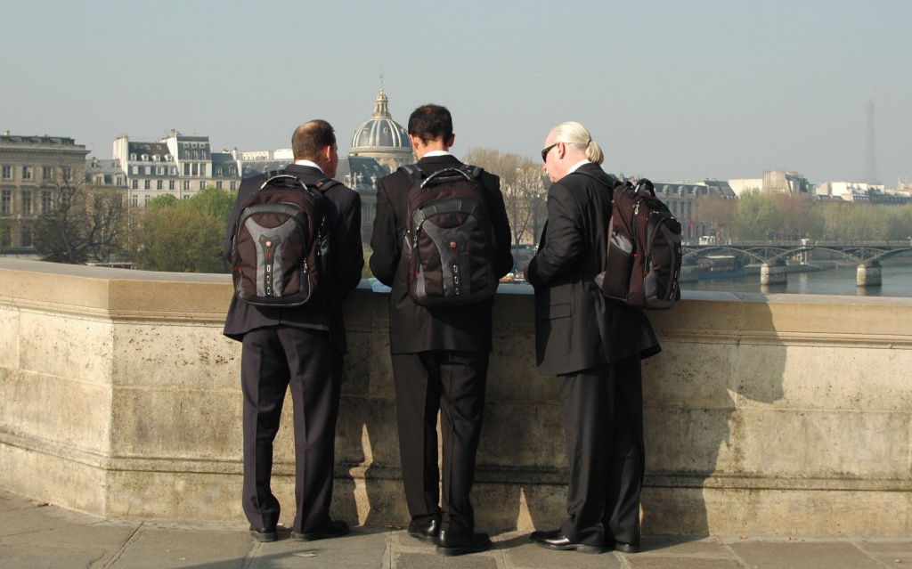 Just for fun: 3 guys, 3 suits, 1 same bag by parisouailleurs