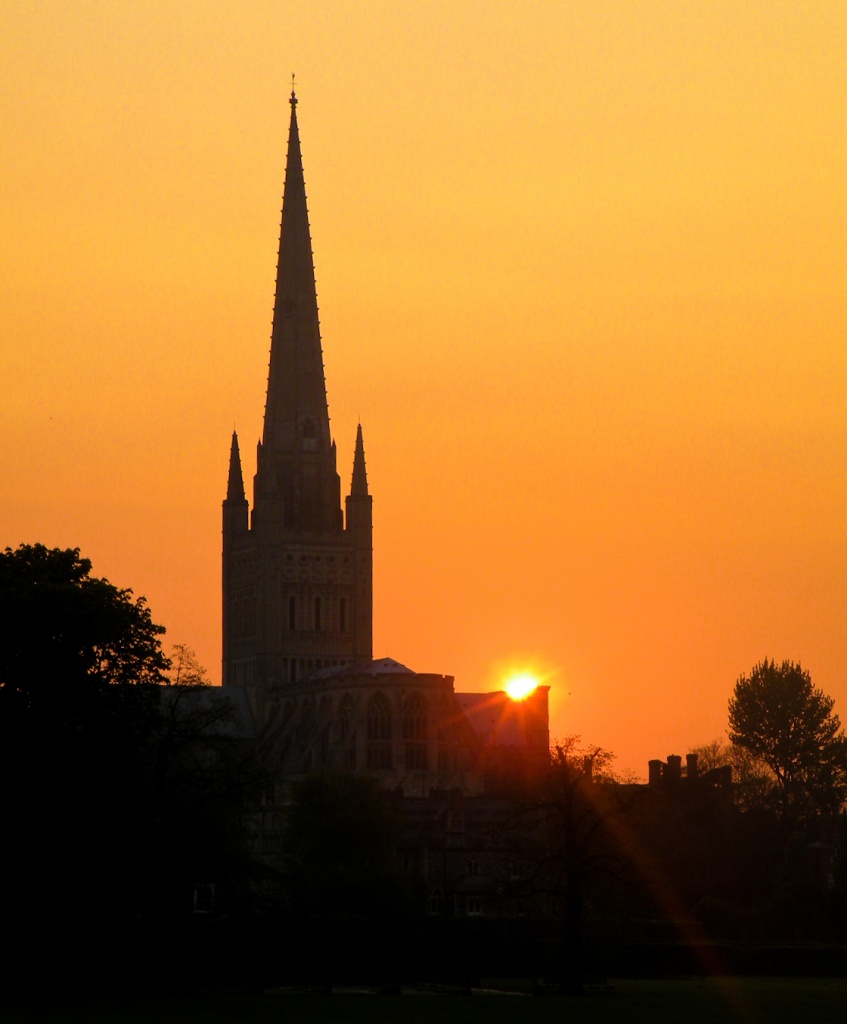 The sun sets over Norwich Cathedral by manek43509