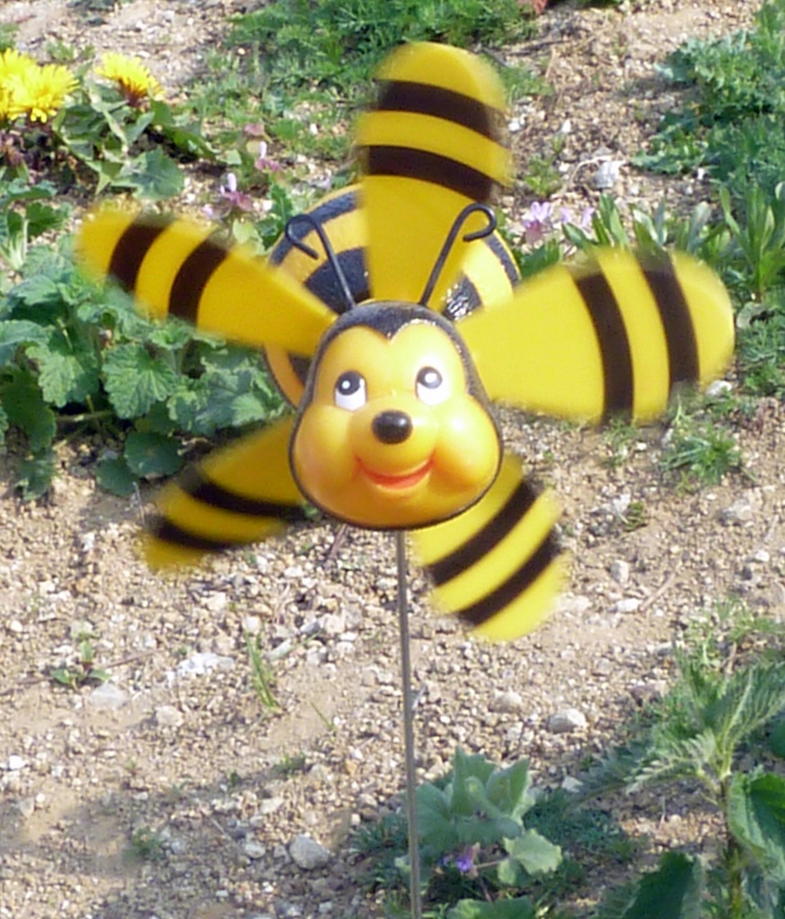 Bee by dulciknit