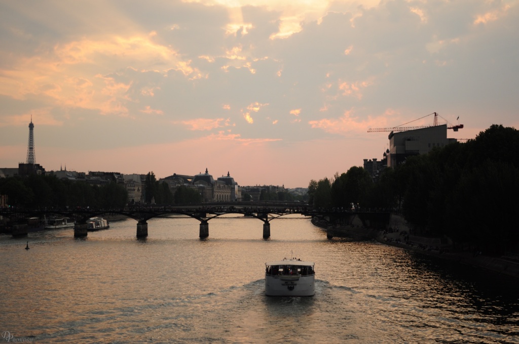 Sunset along the River Seine by dora
