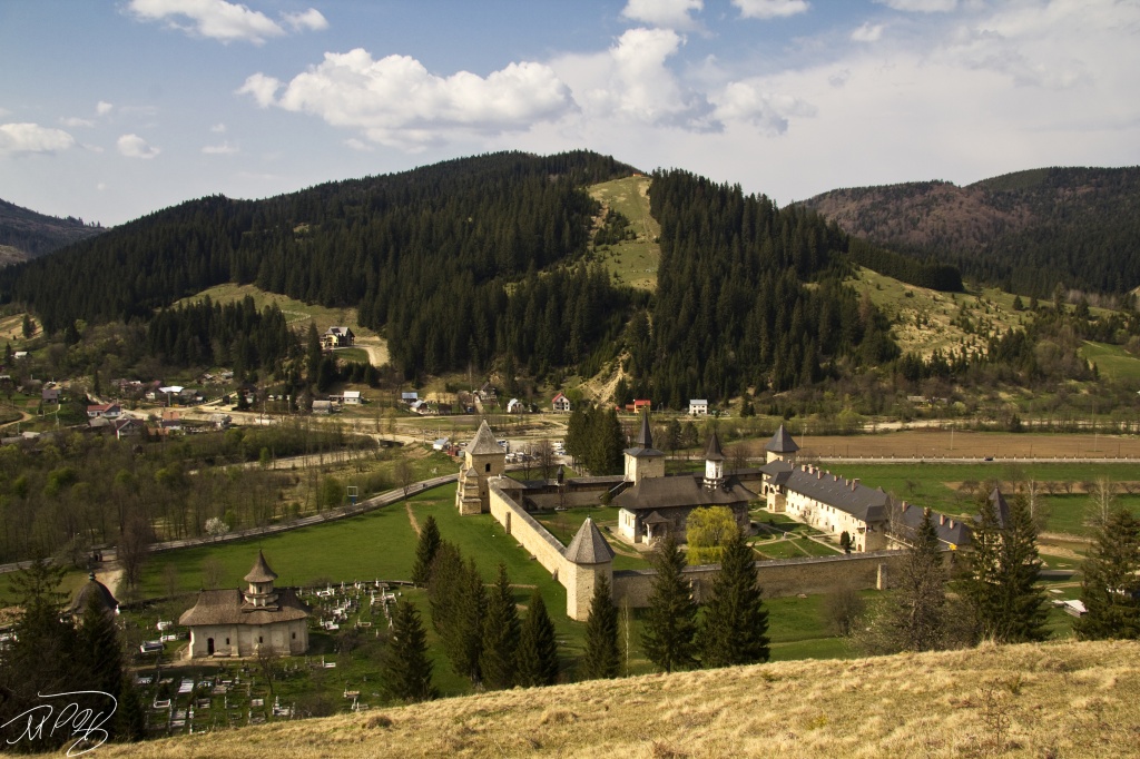 Suceviţa Monastery by harvey
