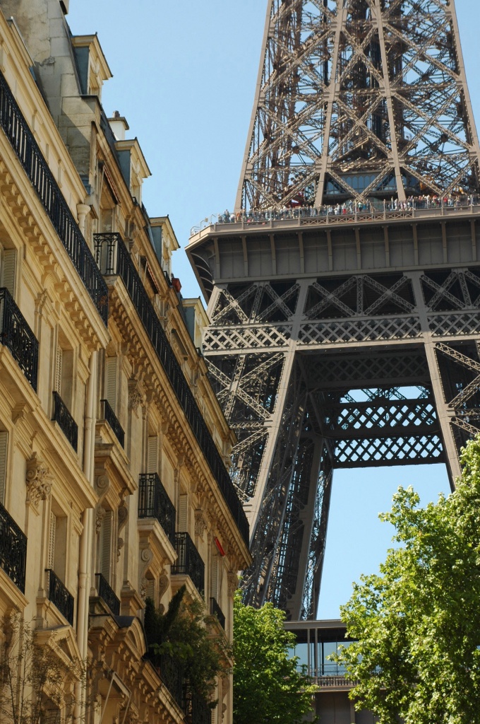 Hide & seek Eiffel tower #4 by parisouailleurs