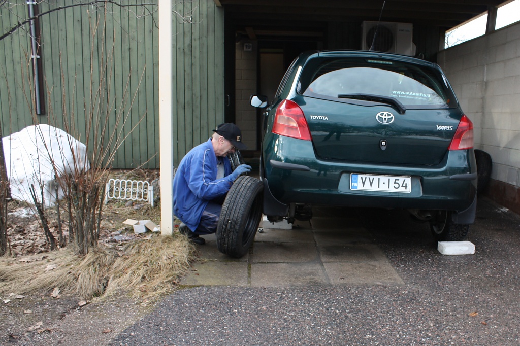 365-IMG_1763 Changing tyres by annelis