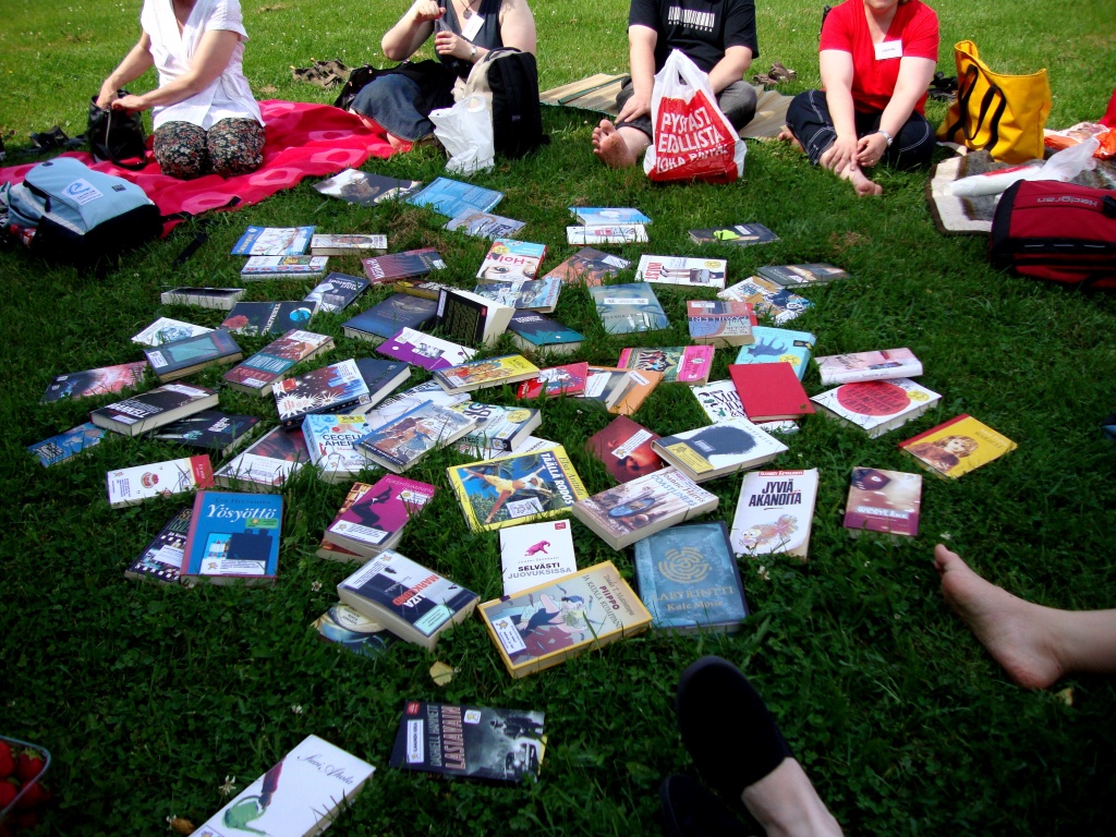 BookCrossing picnic  Kirjoja tarjolla DSC08201 C by annelis