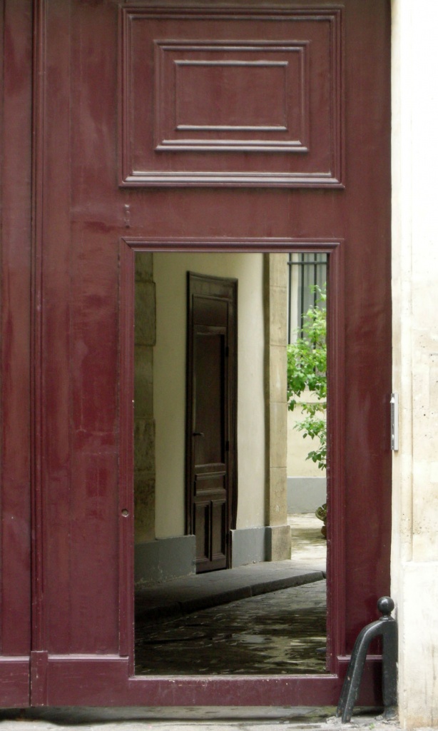 Behind the door #2 by parisouailleurs