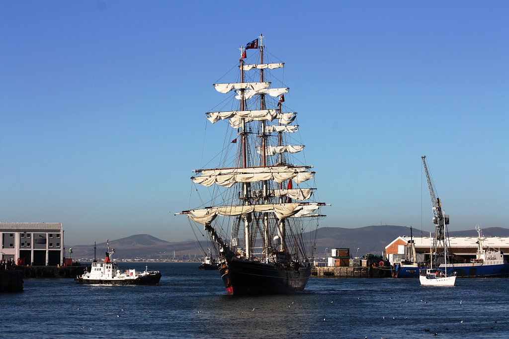 Stad Amsterdam arrives in Cape Town by eleanor