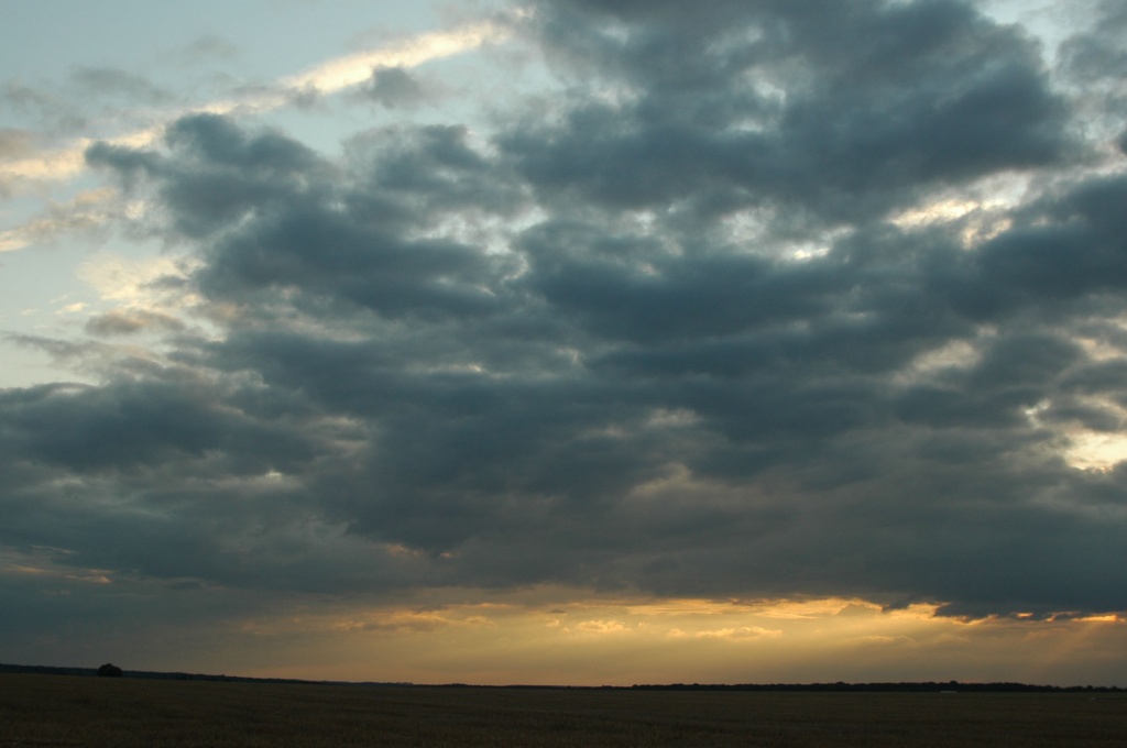 Cloudy sunset by parisouailleurs