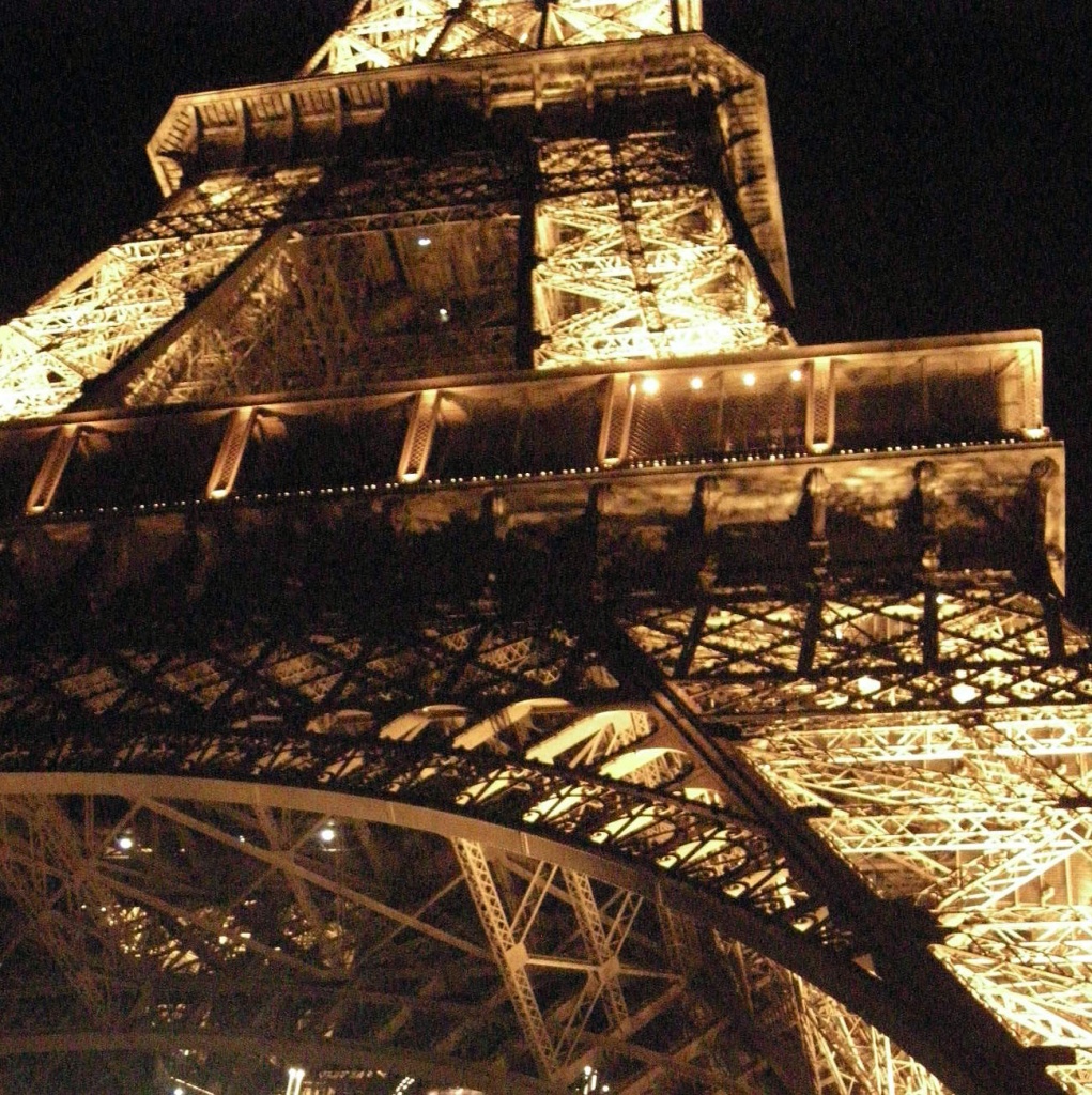 The golden tower by parisouailleurs