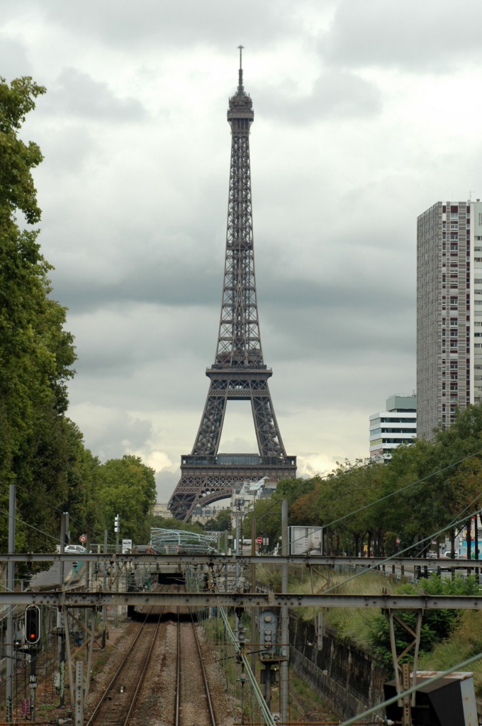 Hide & seek Eiffel Tower #9 by parisouailleurs