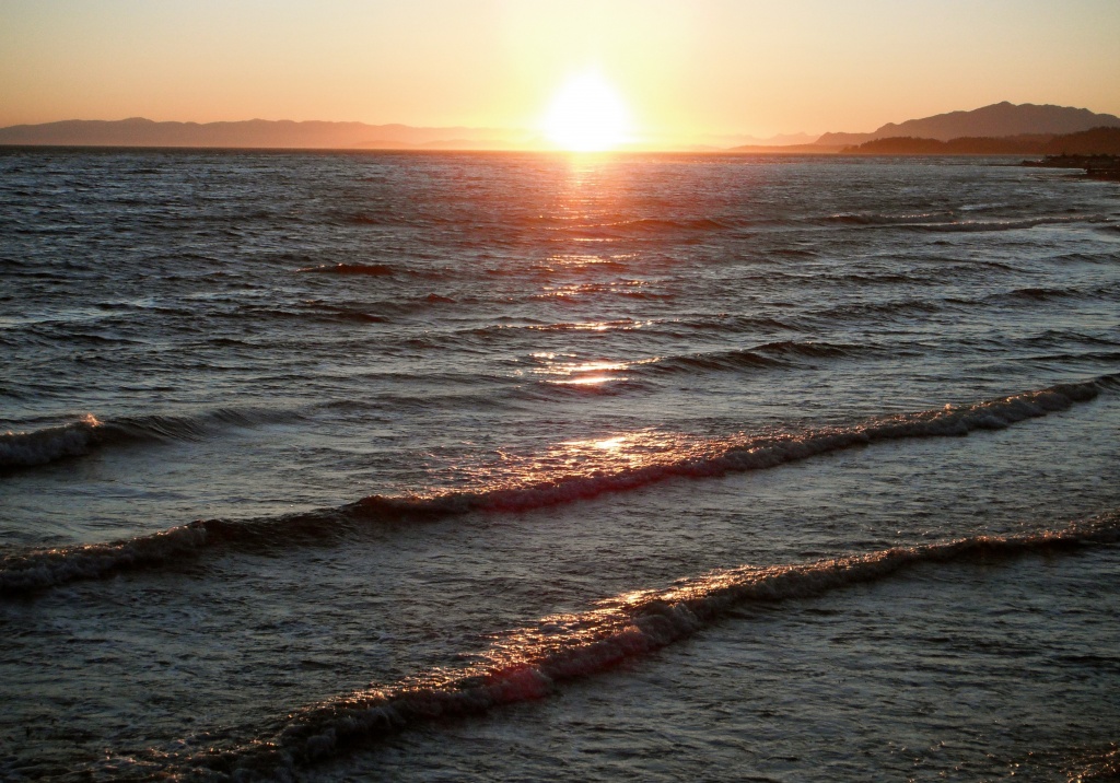 Sunset on Waves by pamelaf