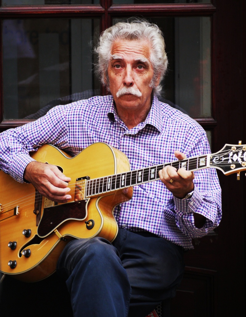 Einstein plays guitar by judithg