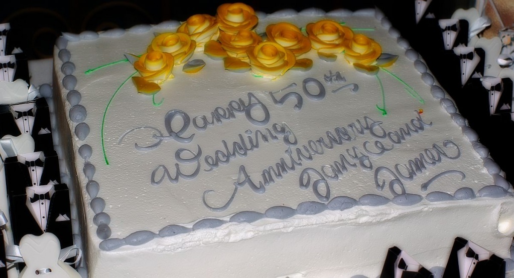 Golden Anniversary Cake by cjphoto
