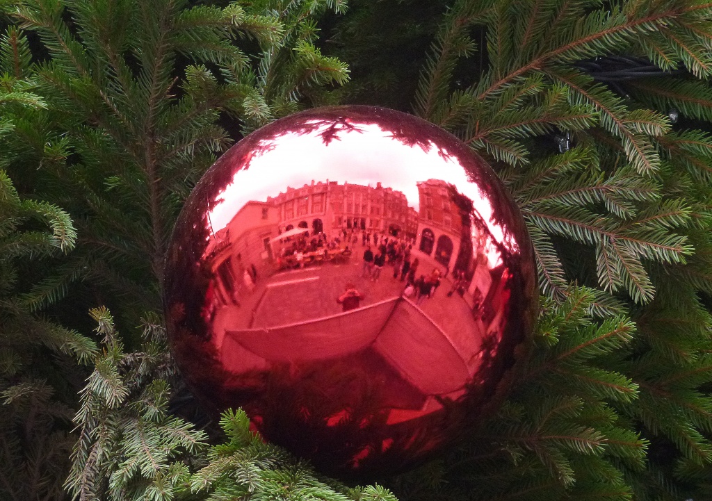 Covent Garden in a bauble by dulciknit