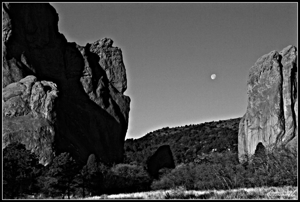 Moon Setting in the Garden of the Gods by exposure4u
