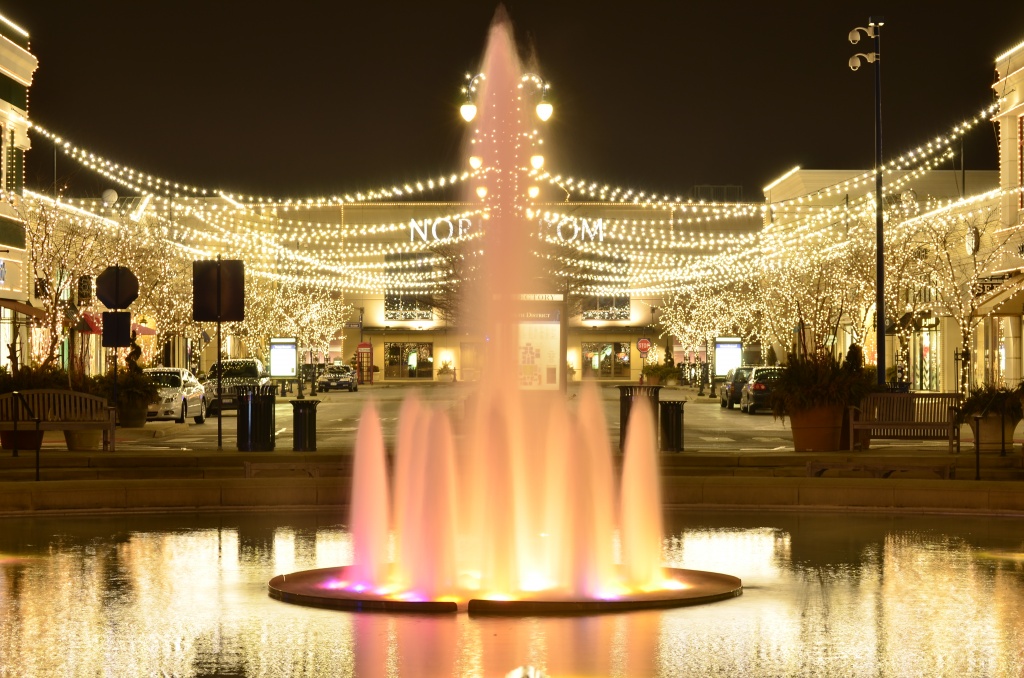 Mall fountain @ night by ggshearron