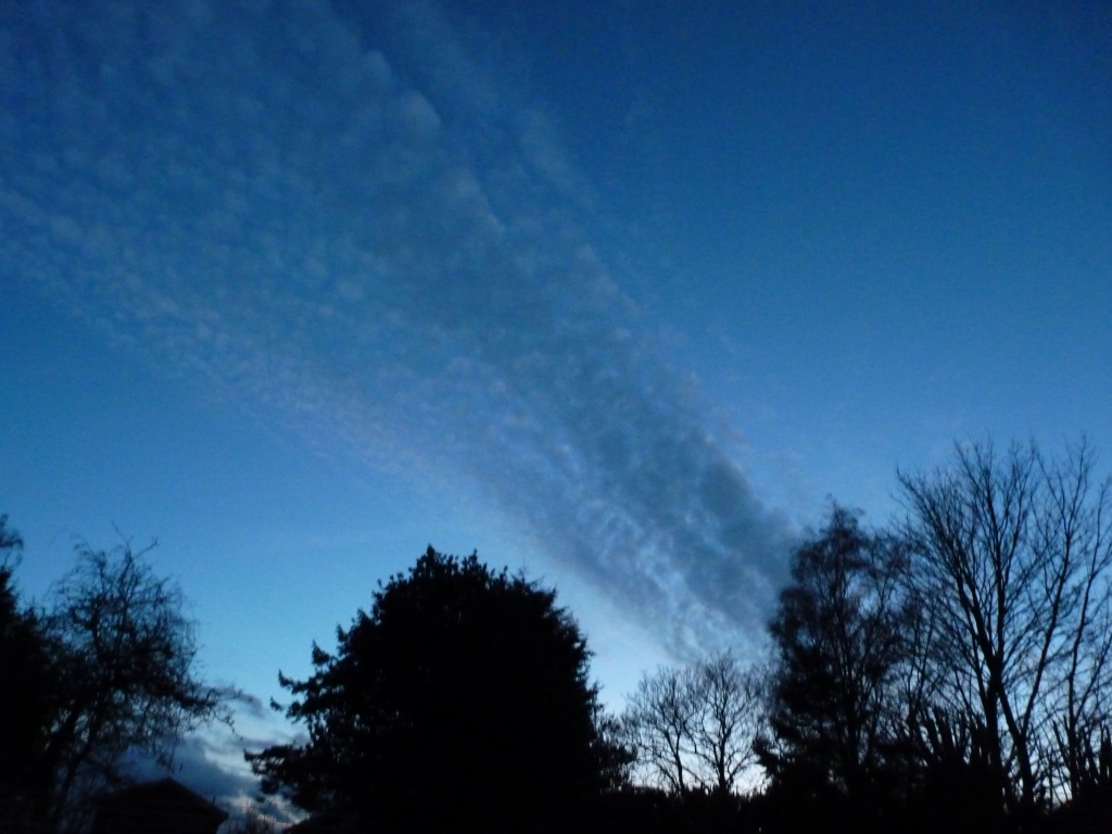 A streak of cloud in the evening sky by lellie