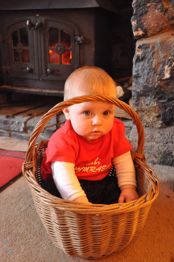 Boy in a basket by overalvandaan