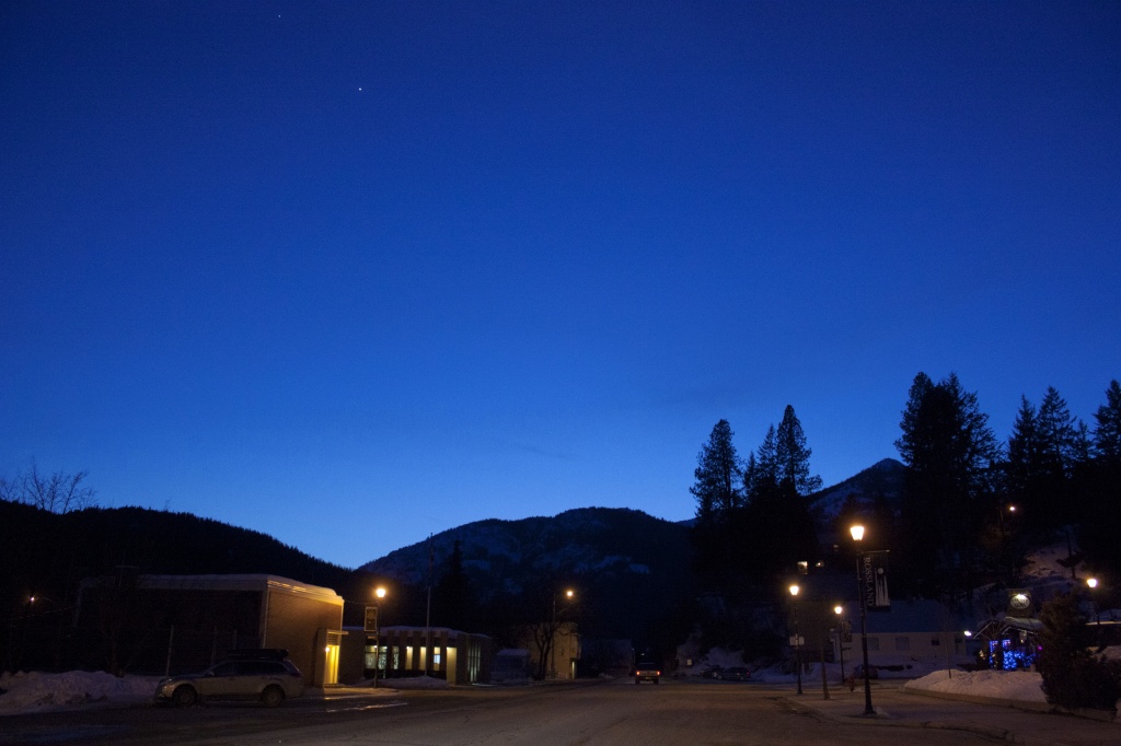 Blue hour over the mountains by kiwichick