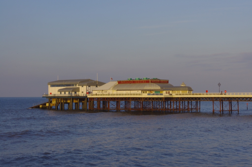 Cromer pier by karendalling