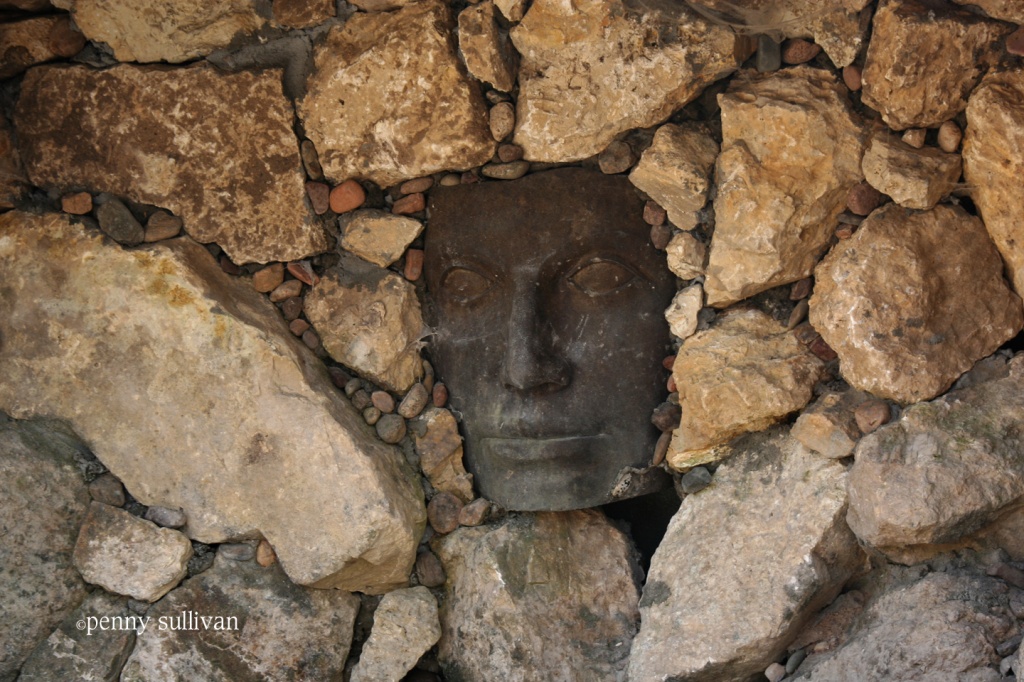 079 face in a wall by pennyrae