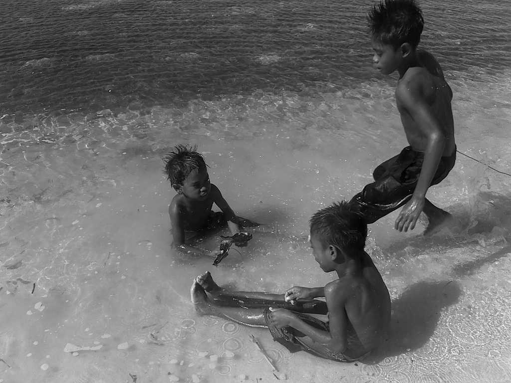 Mga Paslit sa Dalampasigan (Young Children at the shore) by iamdencio