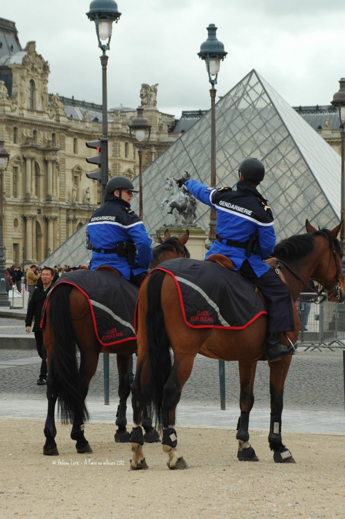 Mounted police at the Pyramide du Louvre by parisouailleurs
