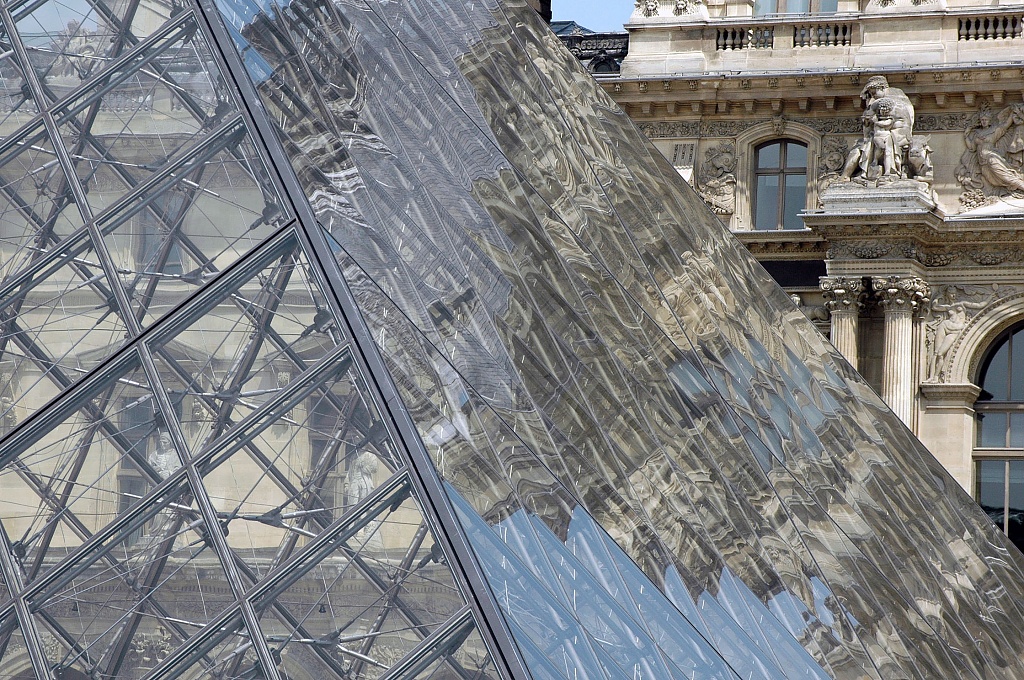 La pyramide du Louvre by parisouailleurs