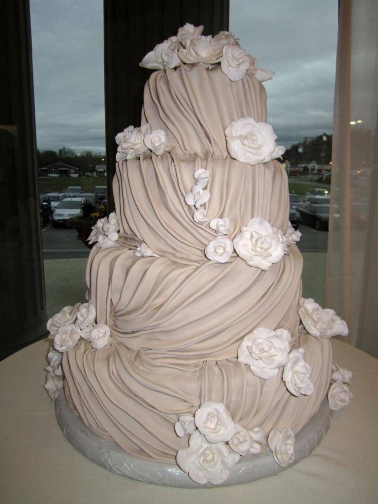 Love this wedding cake! by graceratliff