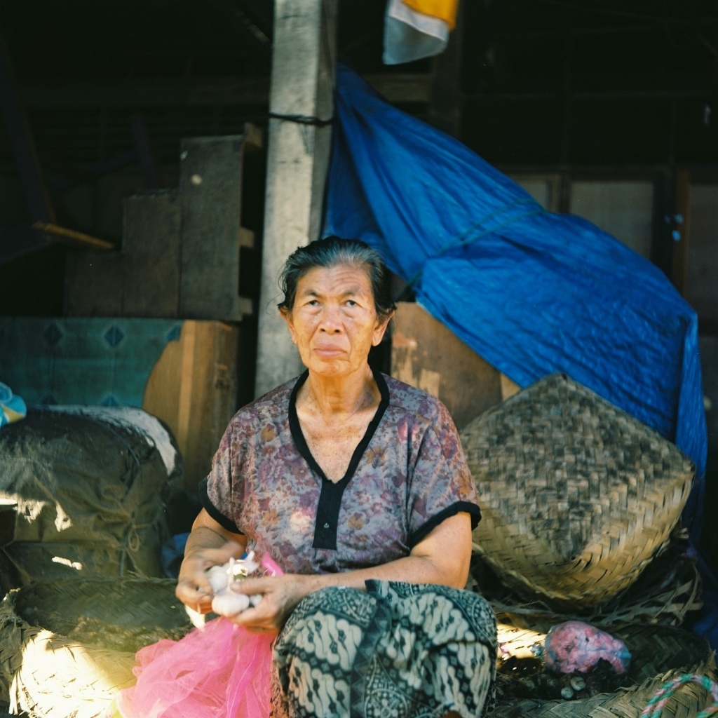 Garlic seller by peterdegraaff