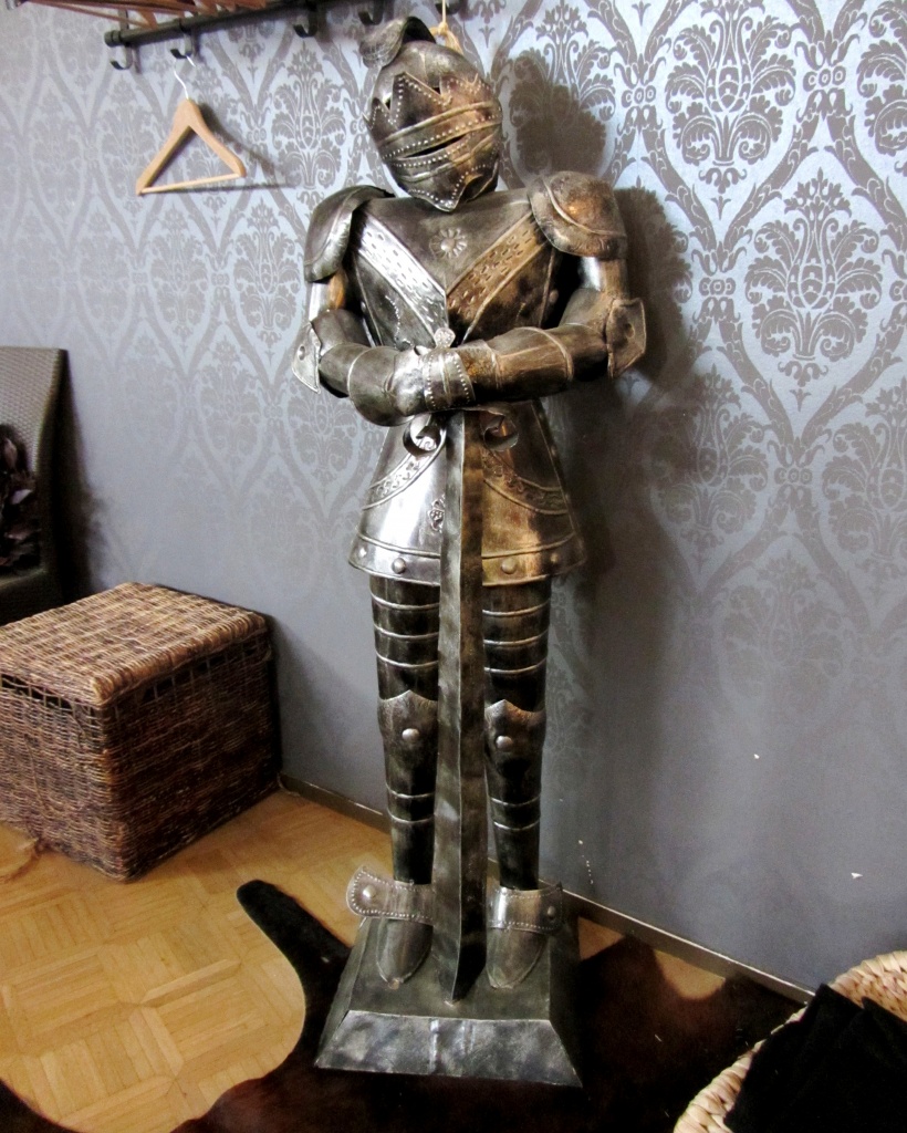 Knight in plate armour by annelis