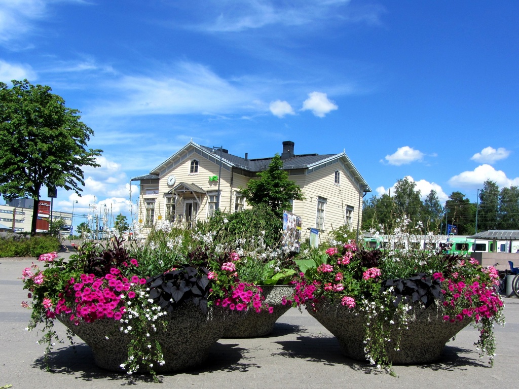 Flowers at the Järvenpää Station by annelis