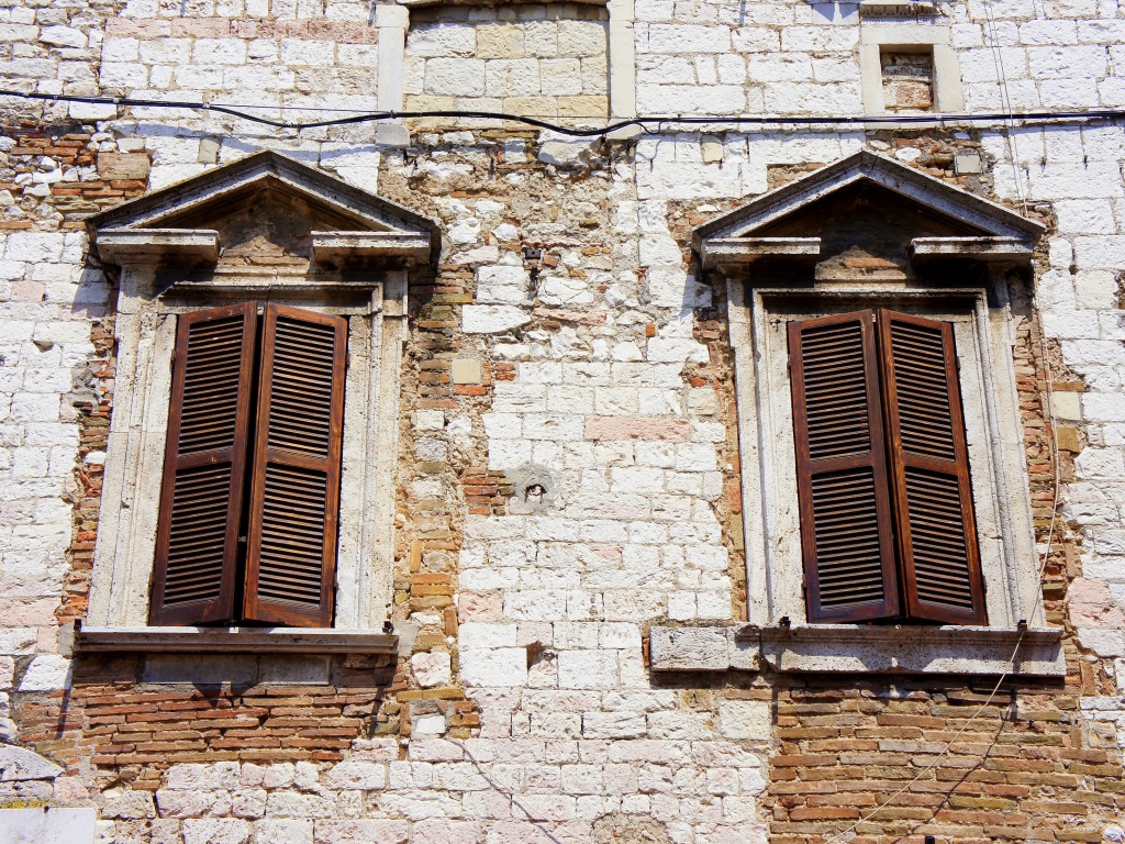Italy Day 1: Narni shutters by boxplayer