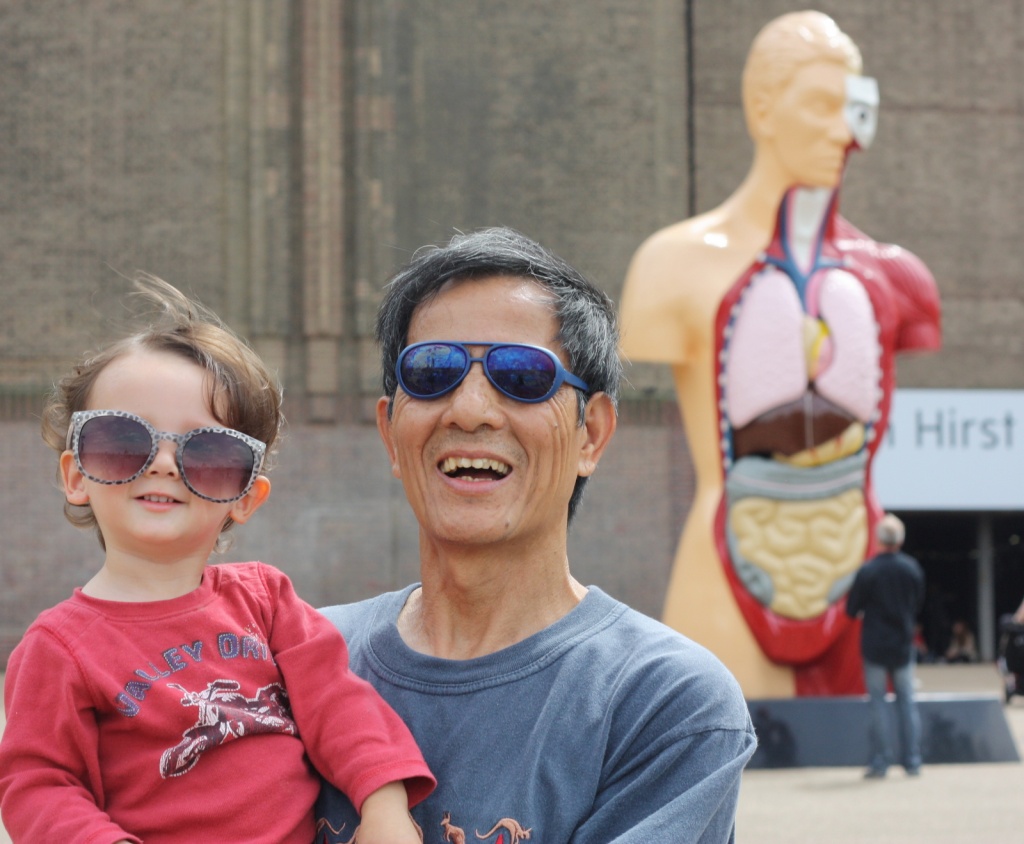 Swapping sunglasses at the Tate Modern by thuypreuveneers