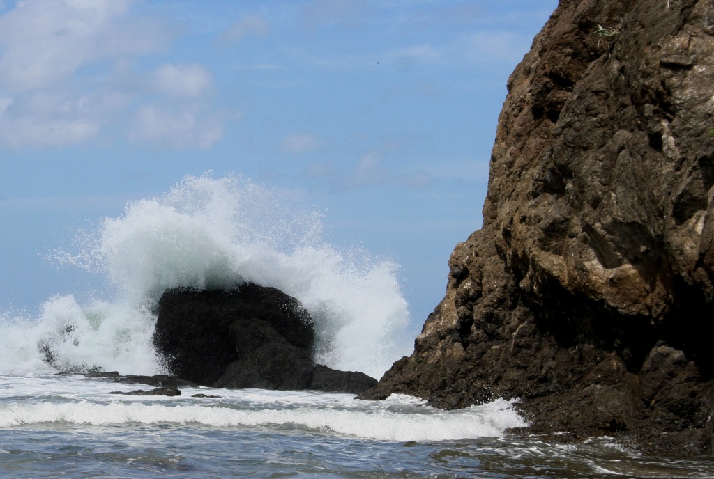 Crashing waves by tara11