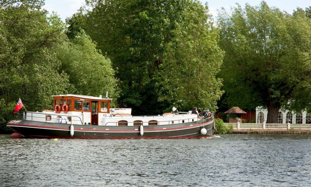 Motorised barge by netkonnexion