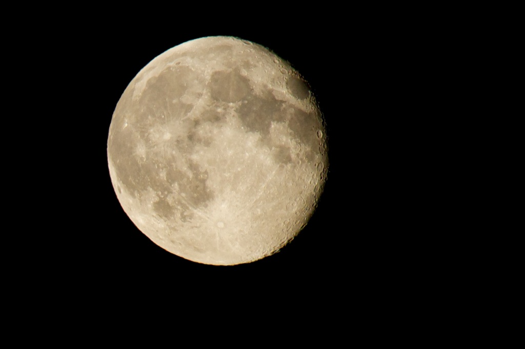 Nearly full Moon by kwind