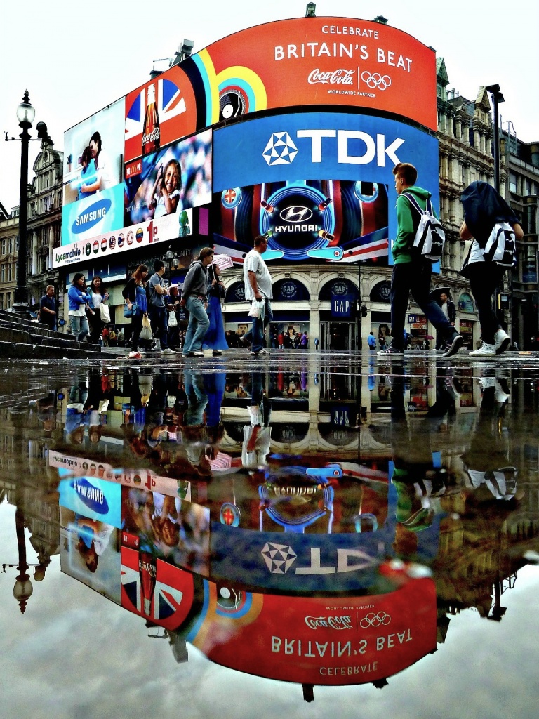 Piccadilly Puddle by rich57