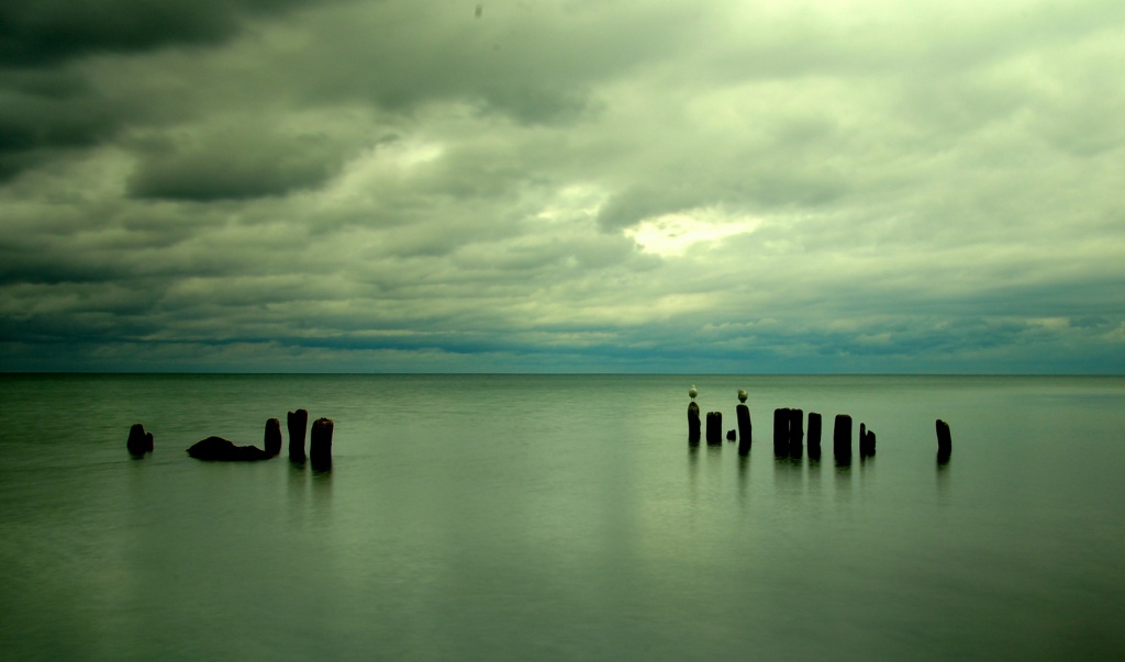 Overcast day on Lake Ontario by jayberg