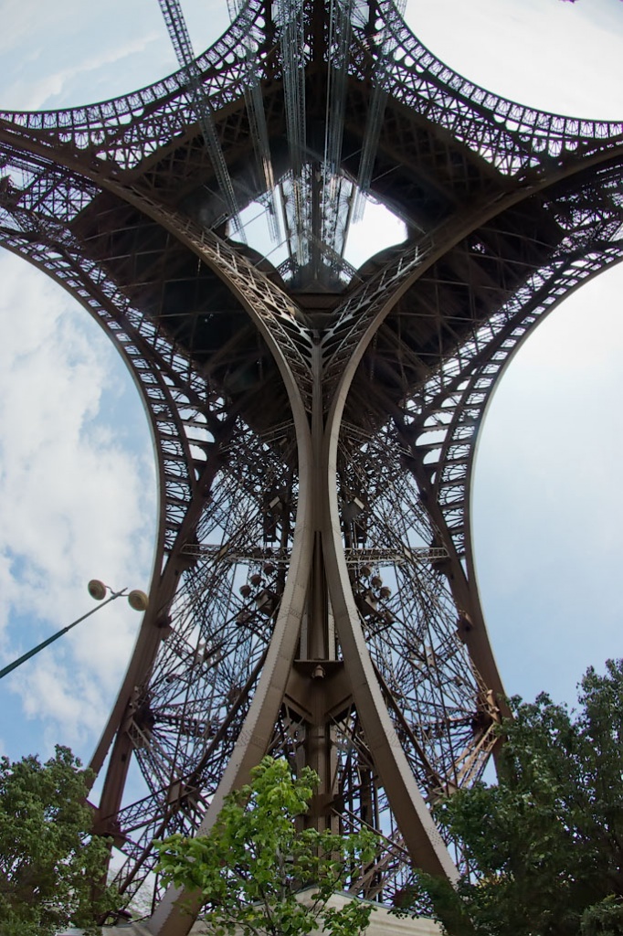 The Eiffel Tower by harveyzone
