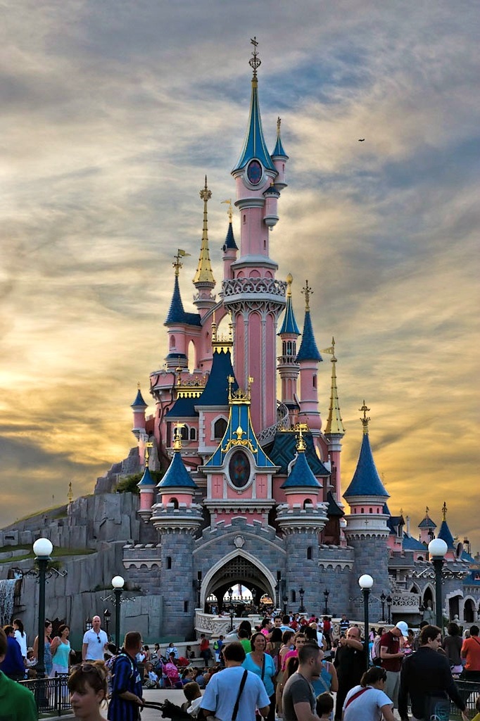 Disneyland, Paris by harveyzone