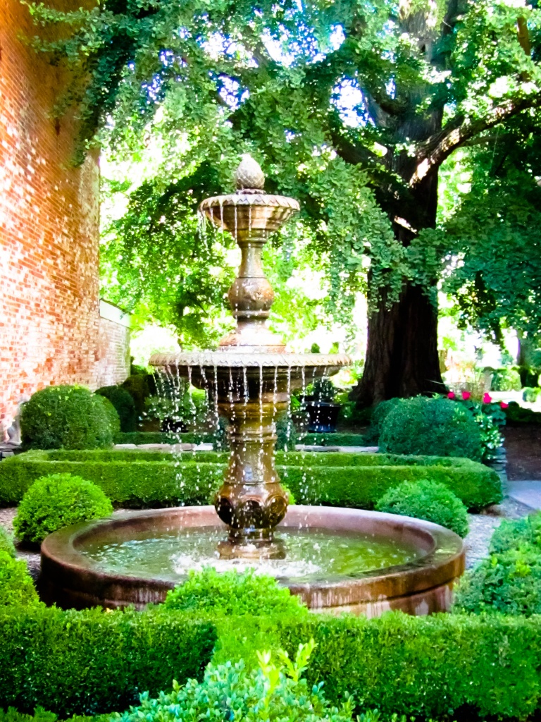 Behold The Beauty Of A Fountain by lesip