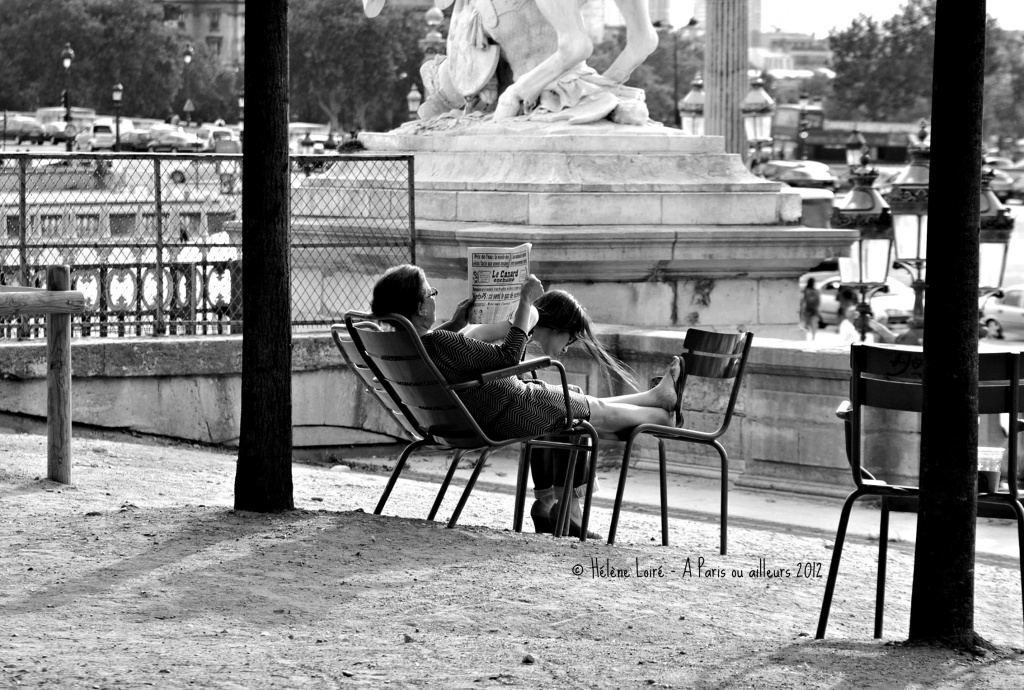 Reading in the Tuileries by parisouailleurs