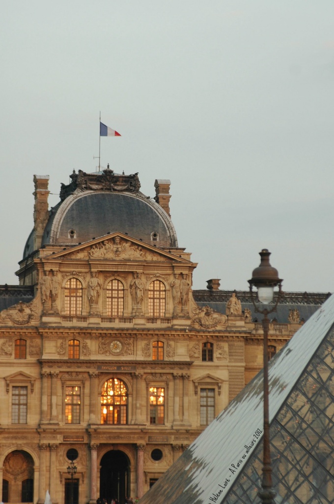 Golden reflection at Le Louvre by parisouailleurs